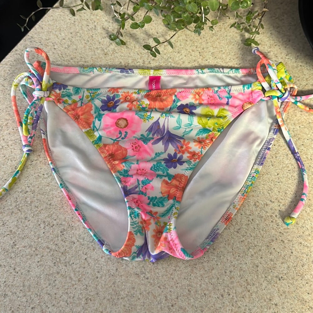 Victoria’s Secret bikini bottom - Picture 4 of 8
